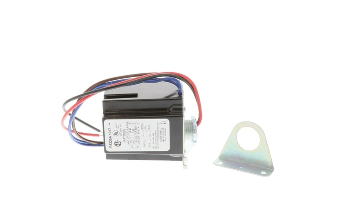 R8225A1017