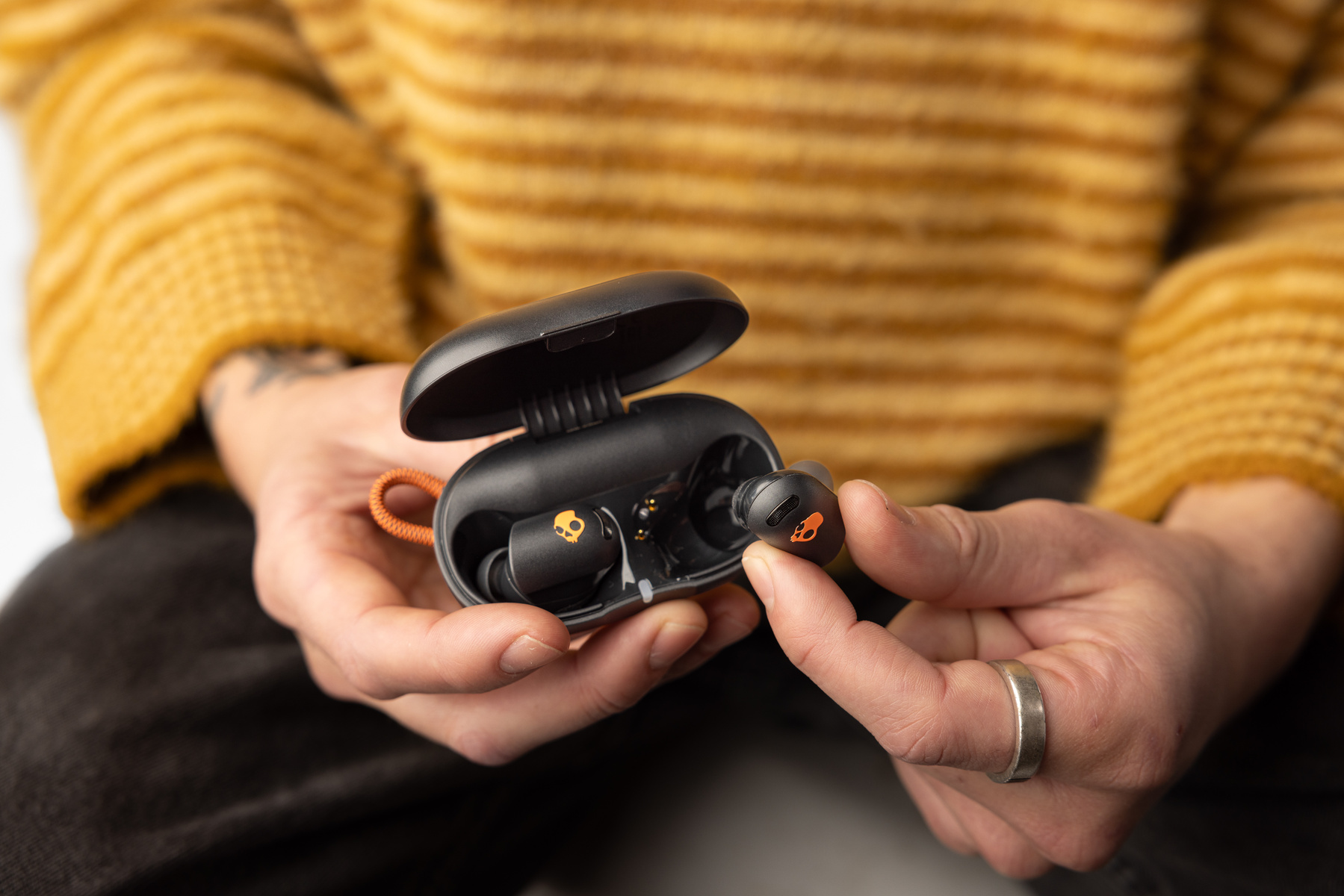 SeshANCActive_BlackOrange_S2SAW-S749_ModelStudio_20240215_245.jpg