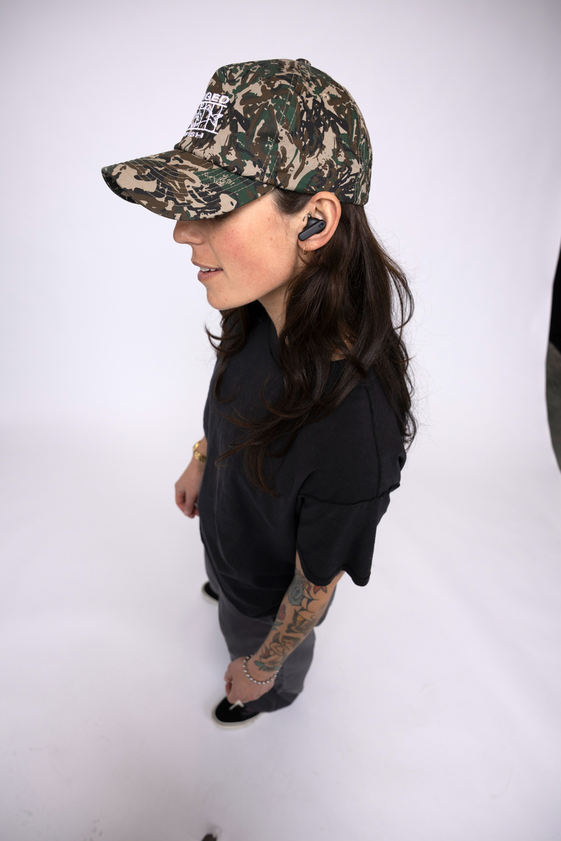 SmokinBuds_TrueBlack_S2TAW-R740_JillPerkins_OnModelStudio_1224.jpg