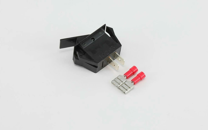 607900